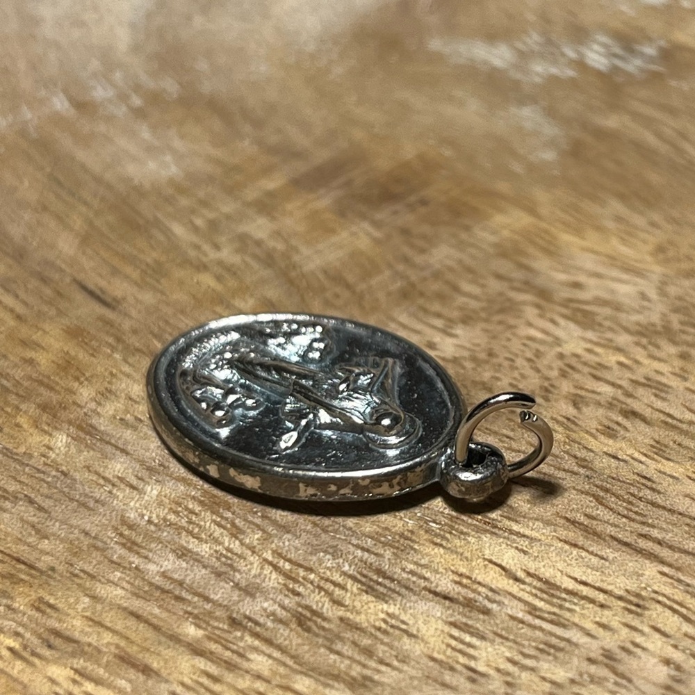 Vintage Catholic Mary Our Lady of Medugorje Silver Tone Medal Pendant - Picture 9 of 13